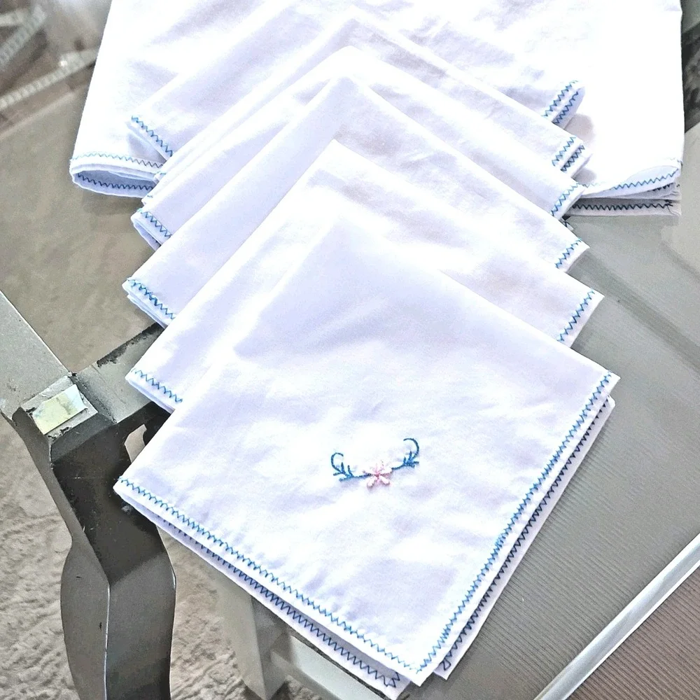80's Vintage Embroidered White Floral Square Tablecloth with Lace Trim 6 Napkins